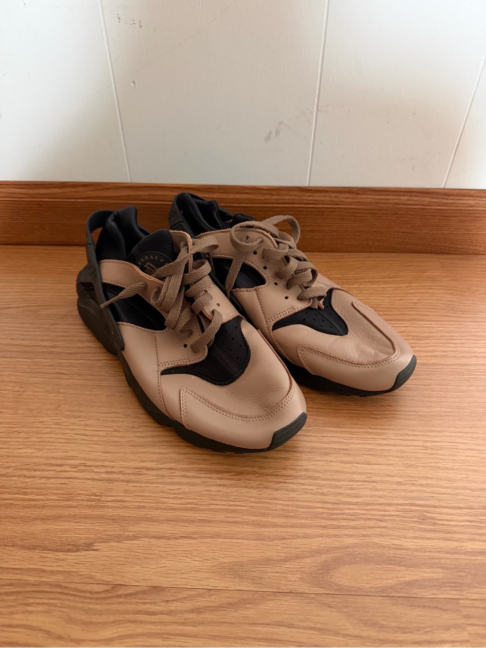 Nike Air Huarache sneakers in black and tan - Size: 10